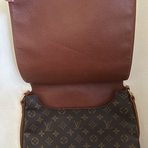Louis Vuitton bag. Good condition. Comes with COA! - Picture 2 of 13